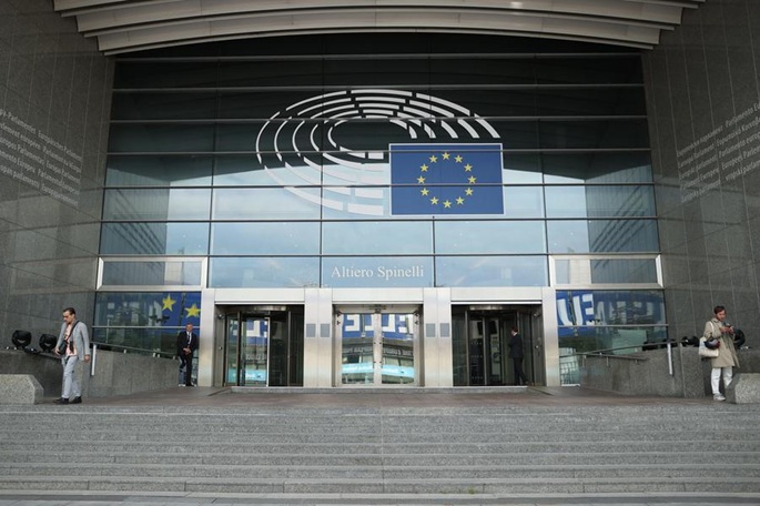 Euroopan parlamentti hyväksyi uuden säännön epäsäännöllisten maahanmuuttajien palauttamisesta. 2 Euroopan parlamentti hyväksyi uuden säännön epäsäännöllisten maahanmuuttajien palauttamisesta. 1