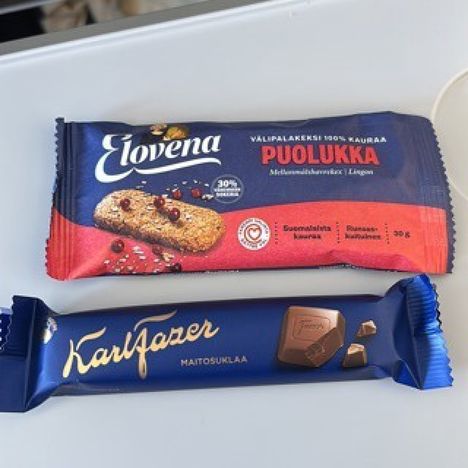 Finnairin lento Rodokselle viivästyi useita tunteja, matkustajat saivat hyvityksenä eväspatukoita. 4 Finnairin lento Rodokselle viivästyi useita tunteja, matkustajat saivat hyvityksenä eväspatukoita. 3