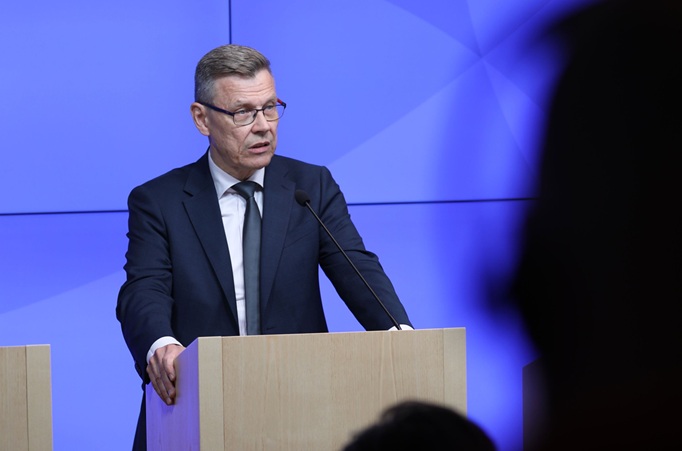 Hallitus ennustaa hidasta taloudellista elpymistä korkeiden energiahintojen ja epävarmuuden vuoksi. 1