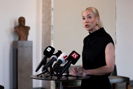 Harri Saukkomaa arvioi Sofia Virran esitystä tiedotustilaisuudessa. 2 Harri Saukkomaa arvioi Sofia Virran esitystä tiedotustilaisuudessa. 1