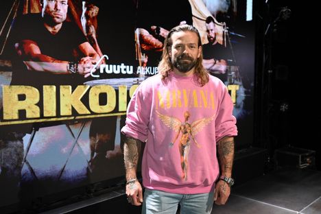 Harri Saukkomaa arvioi Sofia Virran esitystä tiedotustilaisuudessa. 6 Harri Saukkomaa arvioi Sofia Virran esitystä tiedotustilaisuudessa. 5