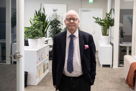 Harri Saukkomaa arvioi Sofia Virran esitystä tiedotustilaisuudessa. 4 Harri Saukkomaa arvioi Sofia Virran esitystä tiedotustilaisuudessa. 3