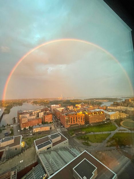Helsingin taivaalla loisti upea sateenkaari 7