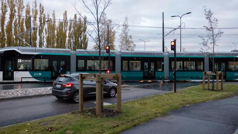 Helsingissä häiriötilanne – raitiovaunuja peruutettu 2 Helsingissä häiriötilanne – raitiovaunuja peruutettu 1