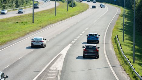 Henkilö liikkui moottoritiellä Nurmijärven läheisyydessä. 2 Henkilö liikkui moottoritiellä Nurmijärven läheisyydessä. 1