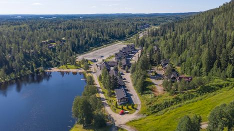Henkilö sukelsi veden pinnan alle Tahkolla 2 Henkilö sukelsi veden pinnan alle Tahkolla 1