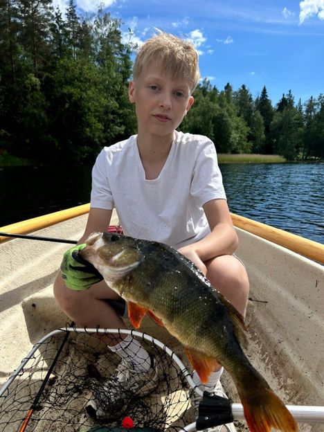 Iivari ja Kasper saivat veneeseen suuren hauen. 4 Iivari ja Kasper saivat veneeseen suuren hauen. 3