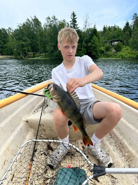 Iivari ja Kasper saivat veneeseen suuren hauen. 2 Iivari ja Kasper saivat veneeseen suuren hauen. 1