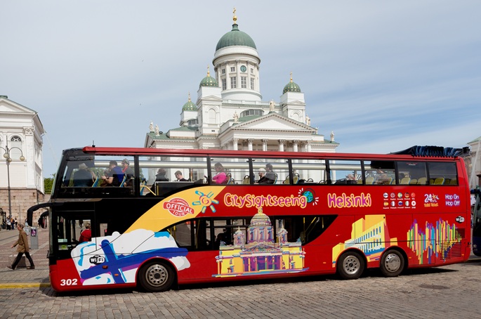 Iäkäs nainen menehtyi bussionnettomuudessa Helsingin keskustassa. 2 Iäkäs nainen menehtyi bussionnettomuudessa Helsingin keskustassa. 1