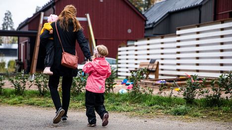 IS:n lukijoilta voimakas reaktio ilmiöön, nyt ääneen puhuu kolmekymppinen äiti, joka vei lapsensa päiväkotiin lomamatkalla. 4 IS:n lukijoilta voimakas reaktio ilmiöön, nyt ääneen puhuu kolmekymppinen äiti, joka vei lapsensa päiväkotiin lomamatkalla. 3