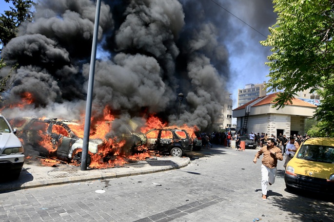 Israelin iskut surmasivat 18 Libanonissa, ohjusjätteet osuvat Israeliin kuuluvaan lentotukikohtaan. 2 Israelin iskut surmasivat 18 Libanonissa, ohjusjätteet osuvat Israeliin kuuluvaan lentotukikohtaan. 1