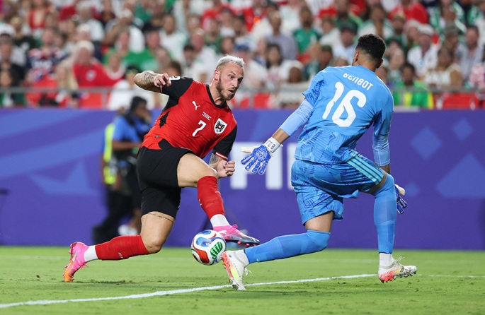 Itävalta ja Algeria etenevät 32 parhaan joukkoon jännittävässä 3-3 tasapelissä, Iran putoaa kilpailusta. 1