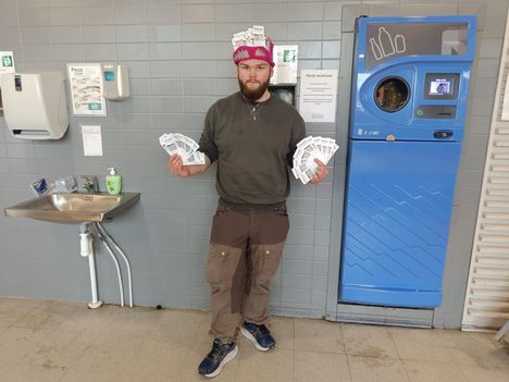 Jan Wahlberg keräsi yli 7000 pulloa, varat ohjataan hyväntekeväisyyskohteisiin. 4 Jan Wahlberg keräsi yli 7000 pulloa, varat ohjataan hyväntekeväisyyskohteisiin. 3