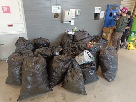 Jan Wahlberg keräsi yli 7000 pulloa, varat ohjataan hyväntekeväisyyskohteisiin. 6 Jan Wahlberg keräsi yli 7000 pulloa, varat ohjataan hyväntekeväisyyskohteisiin. 5