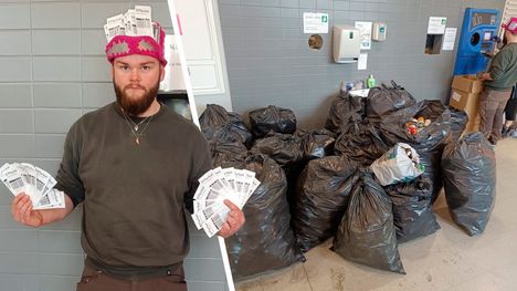Jan Wahlberg keräsi yli 7000 pulloa, varat ohjataan hyväntekeväisyyskohteisiin. 2 Jan Wahlberg keräsi yli 7000 pulloa, varat ohjataan hyväntekeväisyyskohteisiin. 1