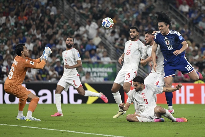 Japani murskasi Tunisian 4-0, helpottaen tietään pudotuspeleihin. 2 Japani murskasi Tunisian 4-0, helpottaen tietään pudotuspeleihin. 1