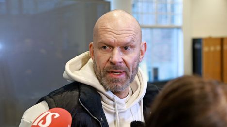 Jere Karalahti meni polvilleen järven äärellä. 2 Jere Karalahti meni polvilleen järven äärellä. 1