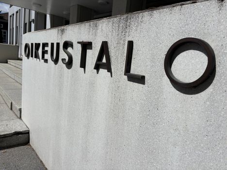 Jääkiekkovalmentajaa syytetään metsästysrikoksesta käräjäoikeudessa. 4 Jääkiekkovalmentajaa syytetään metsästysrikoksesta käräjäoikeudessa. 3