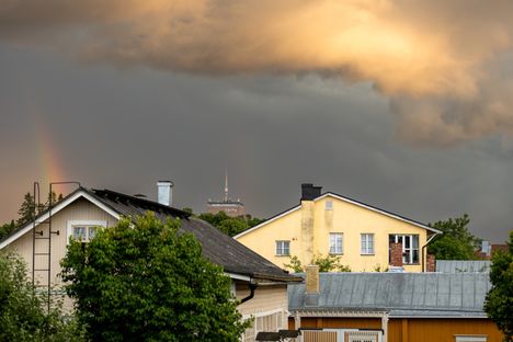 Juhannuksen sää on kuuma, Oulun alueella voi esiintyä ukkosta. 2 Juhannuksen sää on kuuma, Oulun alueella voi esiintyä ukkosta. 1