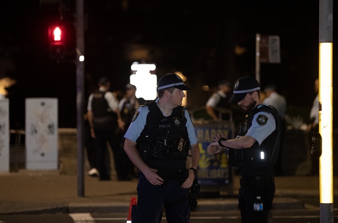Kadonneen tytön ruumis löytyi, kun mies löydettiin kuolleena Sydneyn joesta. 2 Kadonneen tytön ruumis löytyi, kun mies löydettiin kuolleena Sydneyn joesta. 1