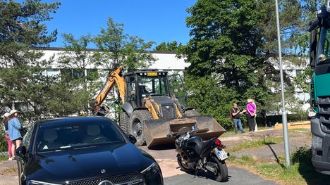 Kaivinkone oli purkamassa leikkipaikkaa – Mirja juoksi ulos halaamaan keinutolppaa. 1