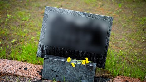 Kalajoella hukkuneiden poikien hautakivien puhdistuskulut kattaa ryhmäkoti. 2 Kalajoella hukkuneiden poikien hautakivien puhdistuskulut kattaa ryhmäkoti. 1