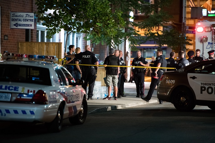 Kanadalainen poliisi kuoli Torontossa tapahtuneessa ratsian yhteydessä, joka liittyy Yhdysvaltain konsulaatin ampumiseen. 2 Kanadalainen poliisi kuoli Torontossa tapahtuneessa ratsian yhteydessä, joka liittyy Yhdysvaltain konsulaatin ampumiseen. 1