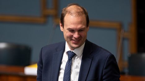 Kansanedustaja siirtyi perheensä kanssa kerrostaloon uhkausten vuoksi. 2 Kansanedustaja siirtyi perheensä kanssa kerrostaloon uhkausten vuoksi. 1