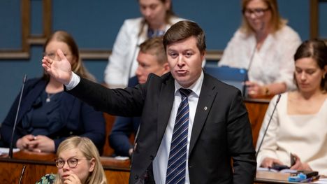 Keskustasta uhkaava karhu – ministeriltä vaaditaan toimenpiteitä 2 Keskustasta uhkaava karhu – ministeriltä vaaditaan toimenpiteitä 1