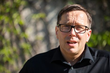 Kirjailija Johannes Lahtela heräsi juhannuspäivänä kovaääniseen hälinään ja uhkaaviin ääniin – poliisi saapui paikalle. 3