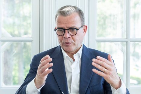 Kokoomus juhlii puolueen johtoa – uudeksi ministeriksi nousee yksi ehdokas. 3