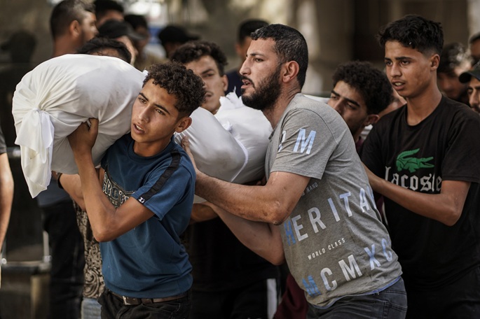 Kolme palestiinalaista kuoli Israelin ilmaiskussa ajoneuvoon Gazassa. 2 Kolme palestiinalaista kuoli Israelin ilmaiskussa ajoneuvoon Gazassa. 1