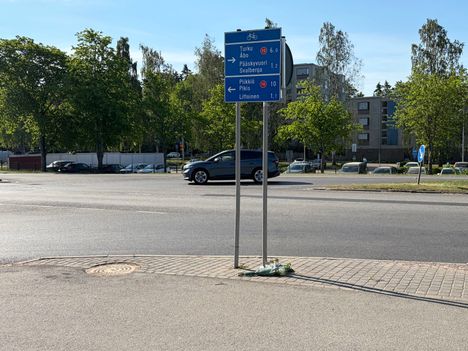 Kouluikäinen lapsi menehtyi bussin alle Turun Varissuolla. 1