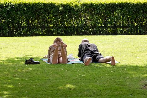 Kuumat säät leviävät Eurooppaan ja vaikuttavat myös Suomen juhannusjuhliin. 5