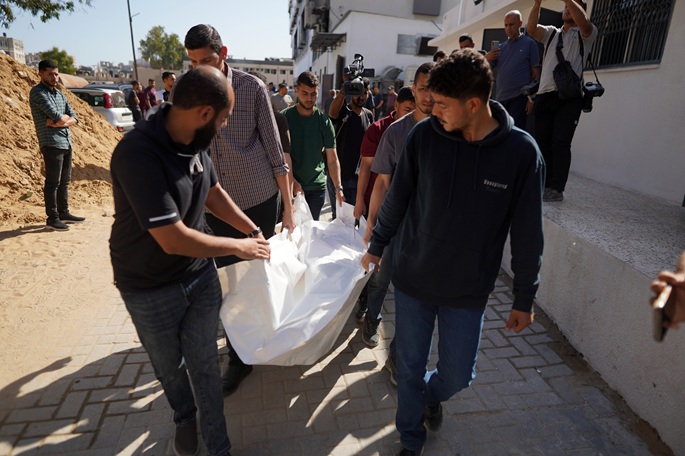 Kuusi palestiinalaista menehtyi Israelin ilmaiskussa Gazassa, israelilaisten asukkaiden hyökkäykset Länsirannalla. 2 Kuusi palestiinalaista menehtyi Israelin ilmaiskussa Gazassa, israelilaisten asukkaiden hyökkäykset Länsirannalla. 1