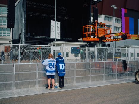 Lätkäfanit Sanni ja Tea olivat ensimmäiset saapujat kultajuhlaan. 3