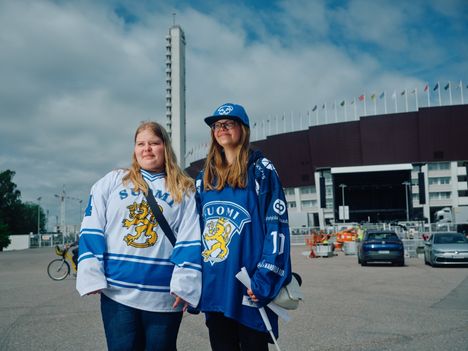 Lätkäfanit Sanni ja Tea olivat ensimmäiset saapujat kultajuhlaan. 7