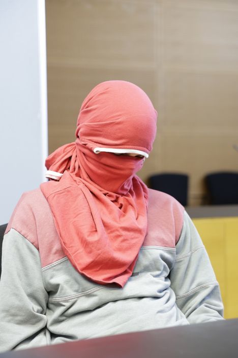 Malminkartanon vanhusmurhasta syytetty 26-vuotias mies saapuu oikeuteen. 1