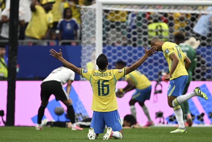 Martinelli tekee myöhäisen voittomaalin, kun Brasilia voittaa Japanin ja etenee MM:n pudotuspeleihin. 1
