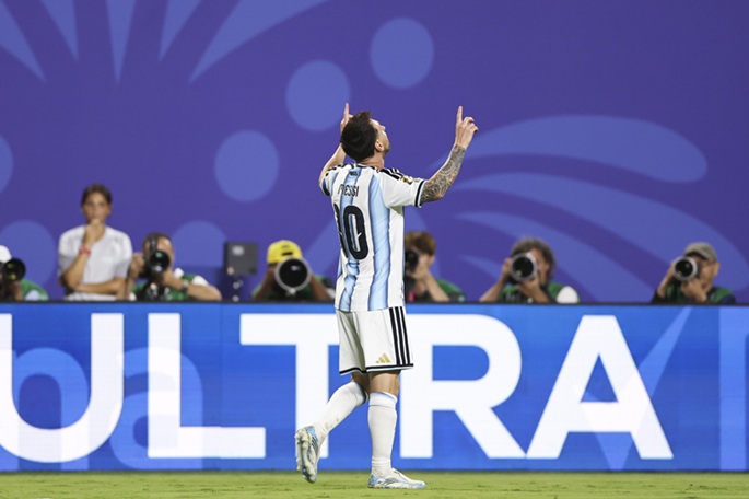 Messi johdatti Argentiinan selvään voittoon Algeriasta. 2 Messi johdatti Argentiinan selvään voittoon Algeriasta. 1