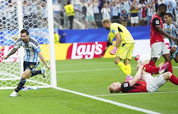 Messi rikkoo MM-ennätyksen, kun Argentiina etenee voittamalla Itävallan. 2 Messi rikkoo MM-ennätyksen, kun Argentiina etenee voittamalla Itävallan. 1