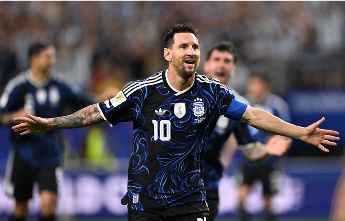 Messi vaihdetaan kentälle ja tekee maalin, kun Argentiina voittaa lohkon täydellä pistepotilla. 1