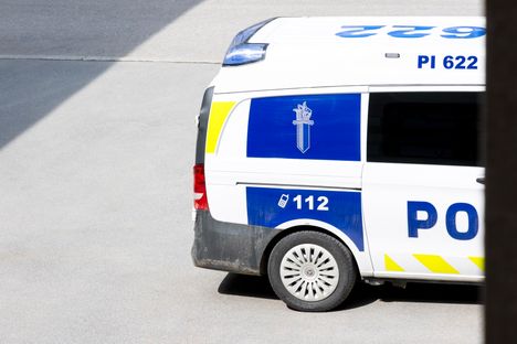 Mies käsitteli kirvestä Jyväskylässä 2 Mies käsitteli kirvestä Jyväskylässä 1