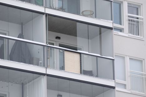 Mies menehtyi pudottuaan parvekkeelta Tikkurilassa - aiempia parvekeonnettomuuksia on tapahtunut. 4 Mies menehtyi pudottuaan parvekkeelta Tikkurilassa - aiempia parvekeonnettomuuksia on tapahtunut. 3