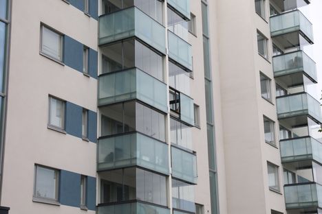 Mies menehtyi pudottuaan parvekkeelta Tikkurilassa - aiempia parvekeonnettomuuksia on tapahtunut. 2 Mies menehtyi pudottuaan parvekkeelta Tikkurilassa - aiempia parvekeonnettomuuksia on tapahtunut. 1