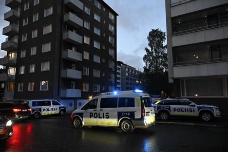 Mies menehtyi pudottuaan parvekkeelta Tikkurilassa - aiempia parvekeonnettomuuksia on tapahtunut. 8 Mies menehtyi pudottuaan parvekkeelta Tikkurilassa - aiempia parvekeonnettomuuksia on tapahtunut. 7