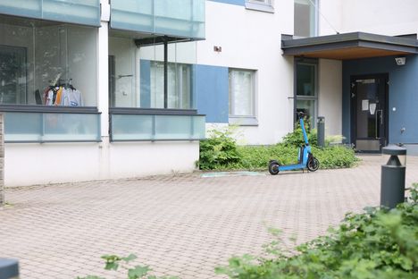 Mies putosi parvekkeelta Vantaalla ja menehtyi, tällaiselta turmapaikalta se näyttää. 6 Mies putosi parvekkeelta Vantaalla ja menehtyi, tällaiselta turmapaikalta se näyttää. 5