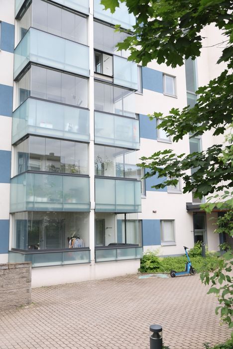 Mies putosi parvekkeelta Vantaalla ja menehtyi, tällaiselta turmapaikalta se näyttää. 4 Mies putosi parvekkeelta Vantaalla ja menehtyi, tällaiselta turmapaikalta se näyttää. 3