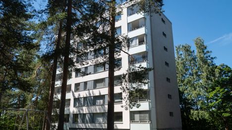 Miestä epäillään vaimonsa surmasta – näin tilanne näyttää Lahden rikospaikalla 3