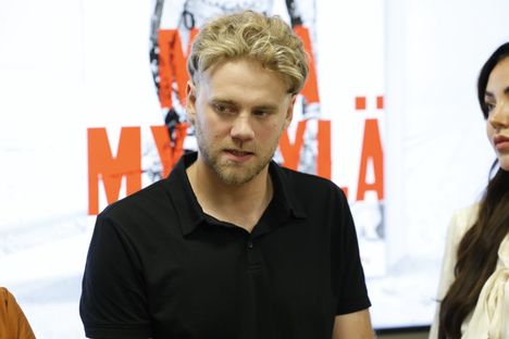 Mika Myllylän poika Wiljami Myllylä tekee paluuta jääkiekkoon Ruotsissa – päihdeongelmista toipunut Wiljami tunnustaa, ettei aiemmin kestänyt tunnetun sukunimen aiheuttamaa painetta. 3